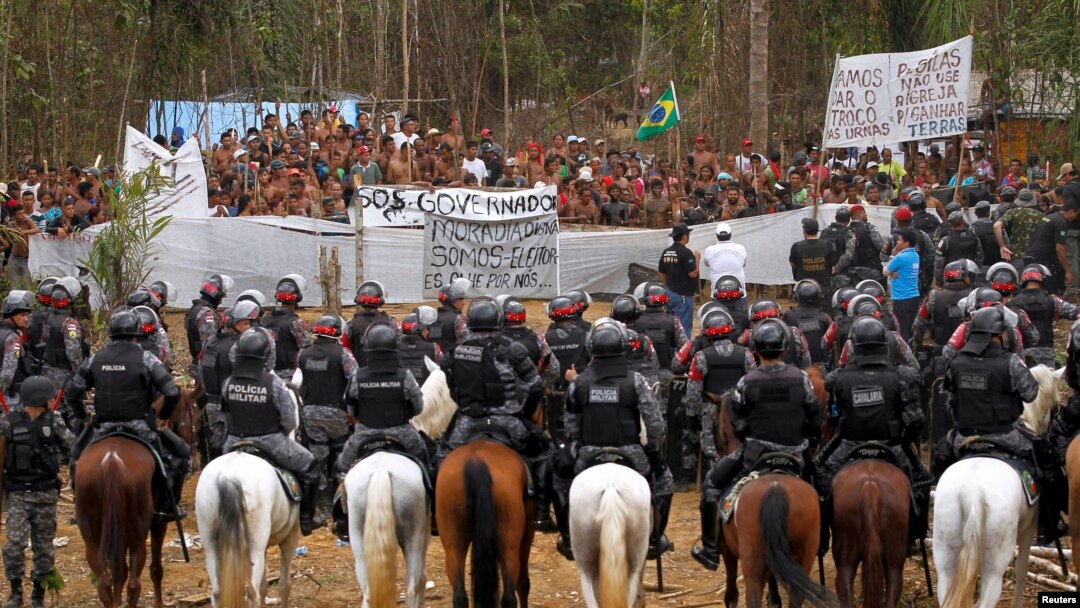 Suku asli Indian Amazon digusur oleh polisi di Iranduba, dekat Manaus, September 2013. 