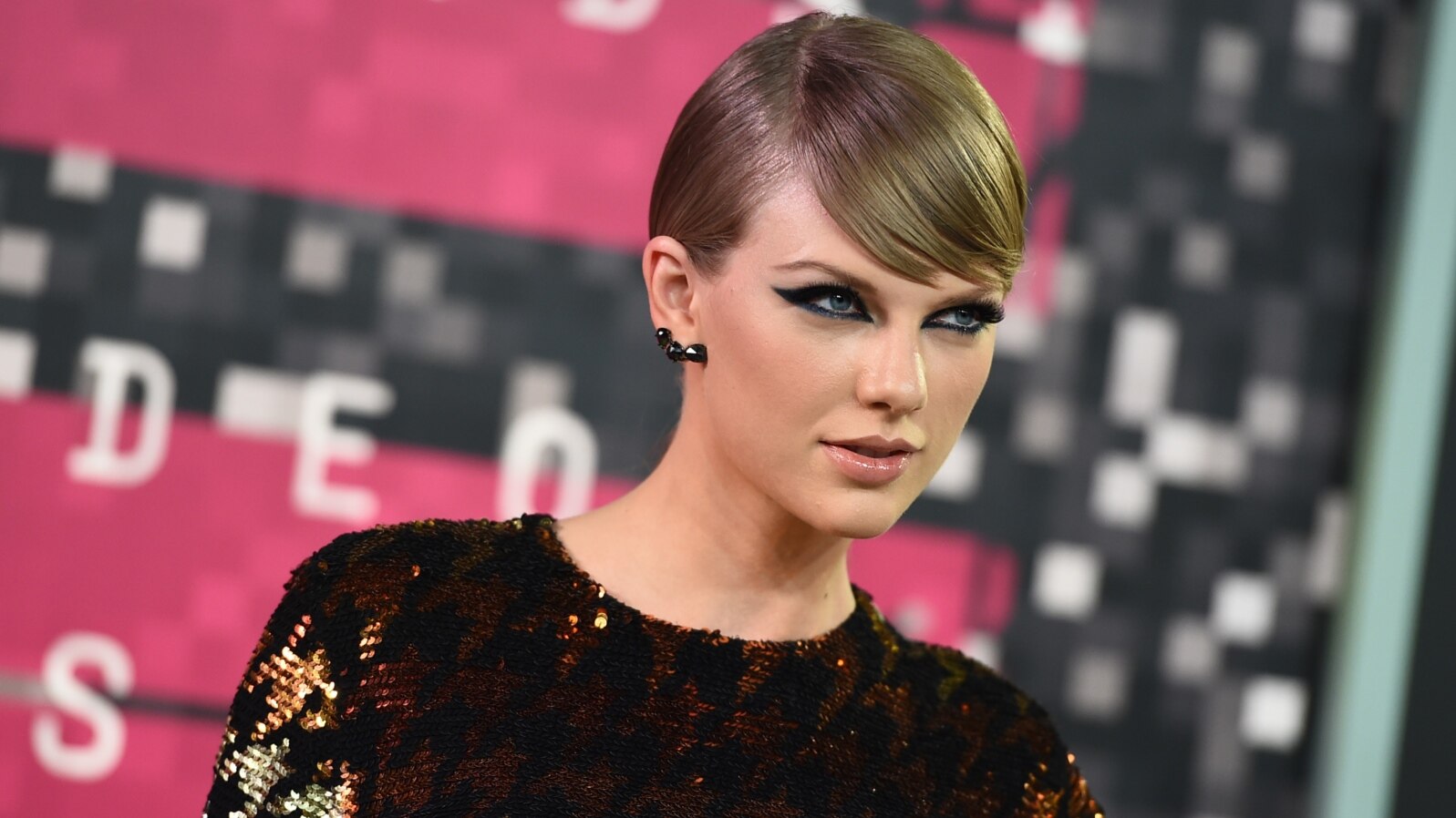 FILE - Taylor Swift arrives at the MTV Video Music Awards .