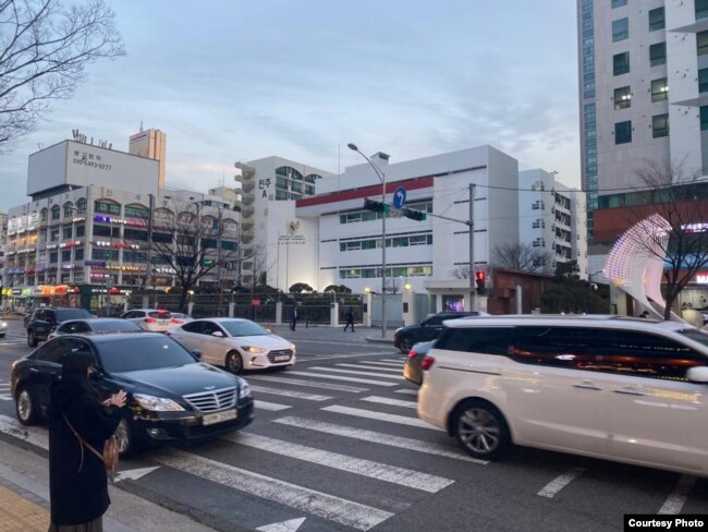 Kantor KBRI dan IIPC di Seoul, Korea Selatan, yang ditutup sejak Jumat (28/2) karena temuan satu kasus virus korona di dekat lokasi kompleks itu. (foto: courtesy)
