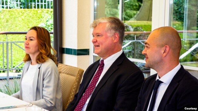 美国副国务卿比根（中）2020年8月24日在立陶宛访问（美国驻立陶宛大使馆推文照片）