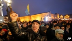 Seorang pengunjuk rasa meneriakkan slogan dalam demonstrasi anti-pemerintah di Independence Square, Kyiv, Ukraina (21/2).