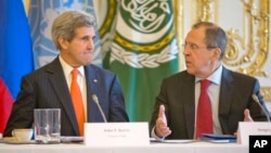 존 케리 미국 국무장관(왼쪽)과 세르게이 라브로프 러시아 외무장관이 13일 프랑스 파리에서 시리아 평화회담 개최 방안을 협의했다.