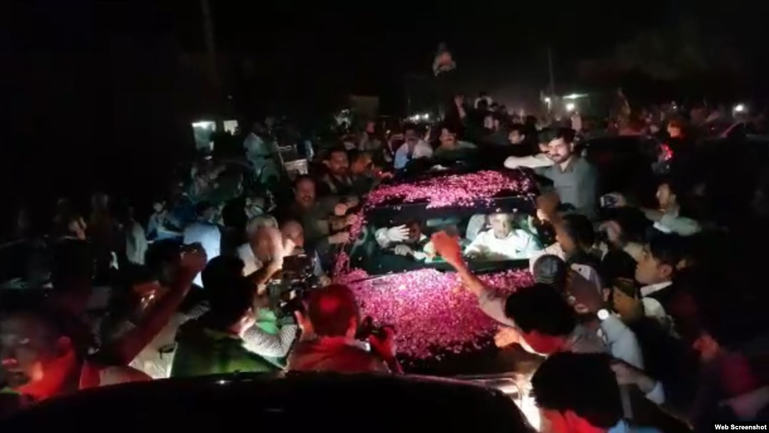 اڈیالہ سے رہائی کے بعد سابق وزیر اعظم نواز شریف، مریم نواز اور محمد صفدر کا لاہور پہنچنے پر لیگی کارکنوں نے استقبال کیا۔ 19 ستمبر 2018