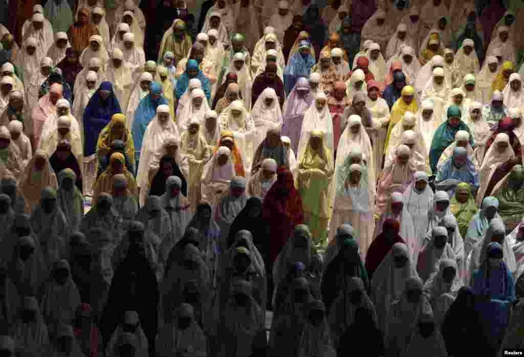 ماہ رمضان میں مسلمان روزہ رکھنے کے علاوہ خصوصی اور اجتماعی عبادات میں شریک ہوتے ہیں۔