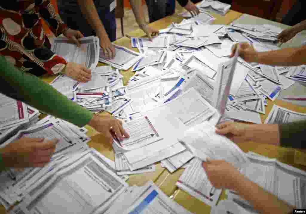 Para petugas pemilihan umum menghitung kertas suara di Zenica, Bosnia (12/10).&nbsp;(Reuters/Dado Ruvic) 