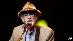 Don Williams es visto en esta foto durante una actuación en el concierto All for the Hall en Nashville, Tennessee, el 10 de abril, de 2012. 