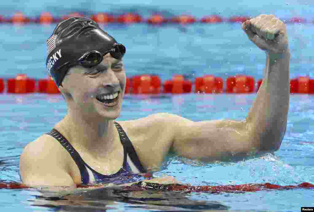 Perenang Katie Ledecky dari AS merayakan medali emas yang didapatnya dari nomor gaya bebas 200 meter putri pada Olimpiade Musim Panas 2016 di Rio de Janeiro, Brazil (9/8).&nbsp;(Reuters/Stefan Wermuth)