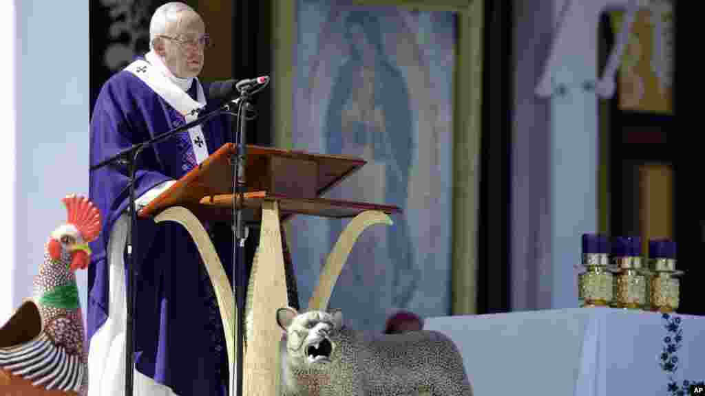 Le pape François délivre son message pendant la messe, sur une estrade décorée avec des animaux à San Cristobal de las Casas, Mexique, 15 février 2016
