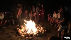 Before saying farewell, Cambodian adoptees relax around a bond fire and just enjoy the moment at Snow Mountain Range, Colorado in July 2017. (Poch Reasey/VOA Khmer)