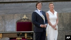 El nuevo presidente de Uruguay, Luis Lacalle Pou, y su esposa, Lorena Ponce de León, tras la toma de posesión presidencial en Montevideo el 1 de marzo de 2020.