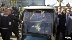 Hace apenas algunas semanas Gadhafi alentaba a sus partidarios desde un carro de Golf en las calles de Trípoli.