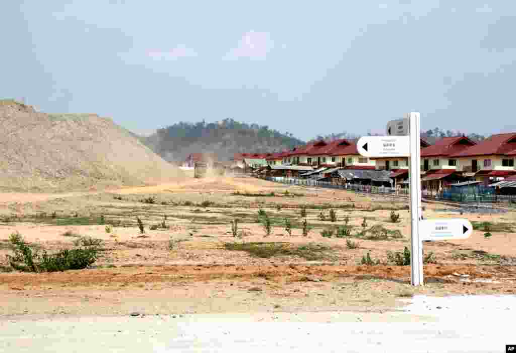 A construction site next to the Golden Triangle relocation village. (D. Schearf/VOA)