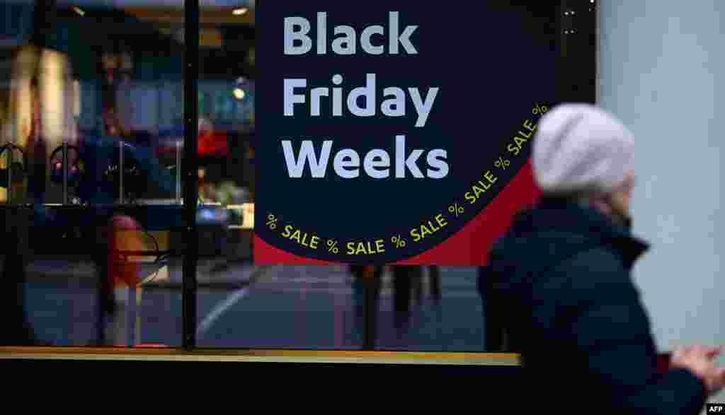 El Black Friday se ha trasladado a otros países y son miles los que buscan precios más bajos. En Londres, una de las compradoras explicó: &quot;la razón por la que estoy aquí es que creo que todo está demasiado caro&quot;.