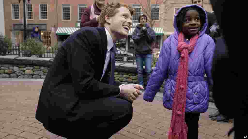 Joseph P. Kennedy III, membre du Congrés américain parle avec une petite fille de cinq ans, à Boston, à la suite d&#39;un rassemblement, le 21 février 2017.