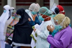 Petugas kesehatan dan dokter mendoakan rekannya yang menjadi korban virus corona di RS Zainoel Abidin Banda Aceh pada 29 September 2020. (Foto: AFP/Chaideer Mahyuddin)