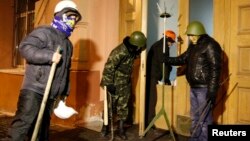 1月27号乌克兰反政府抗议者站在司法部进口处