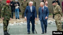 El rey Carlos I de Inglaterra, a la derecha, acompaña al presidente alemán, Frank-Walter Steinmeier, durante una visita a la base conjunta de Finowfurt, en Alemania, el 30 de marzo de 2023.