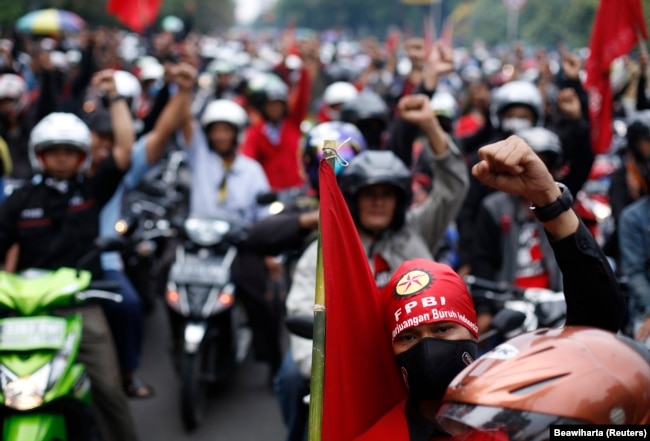 Para pekerja meneriakkan slogan-slogan saat protes menuntut kenaikan upah di Jakarta 1 November 2013. (Foto: Reuters/Beawiharta)