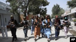 Combatientes talibanes patrullan en el barrio de Wazir Akbar Khan en la ciudad de Kabul, Afganistán, el miércoles 18 de agosto de 2021.