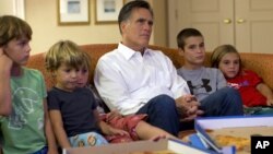 El candidato republicano Mitt Romney mira la Convención Republicana desde el cuarto de su hotel con sus nietos, el miércoles por la noche.