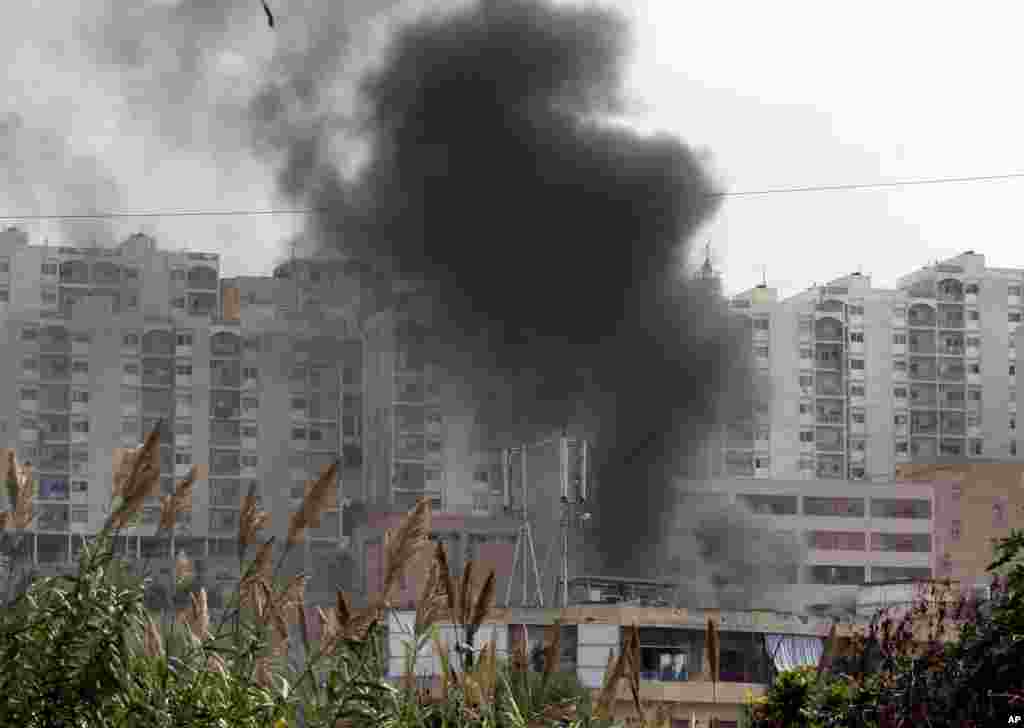 Black smoke rise from a burning house that was attacked during clashes that erupted between supporters and opponents of the Syrian regime, in the northern port city of Tripoli, Lebanon, October 22, 2012.