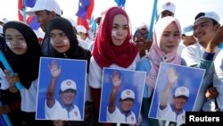 Người ủng hộ thủ tướng Hun Sen diễu hàng tại Phnompenh, Campuchia, hôm 2/6/2017. Có nhiều tranh cãi về việc liệu ông Hun Sen có công hay có tội trong việc đưa quân Việt Nam sang giải phóng đất nước khỏi phiến quân Pol Pot.