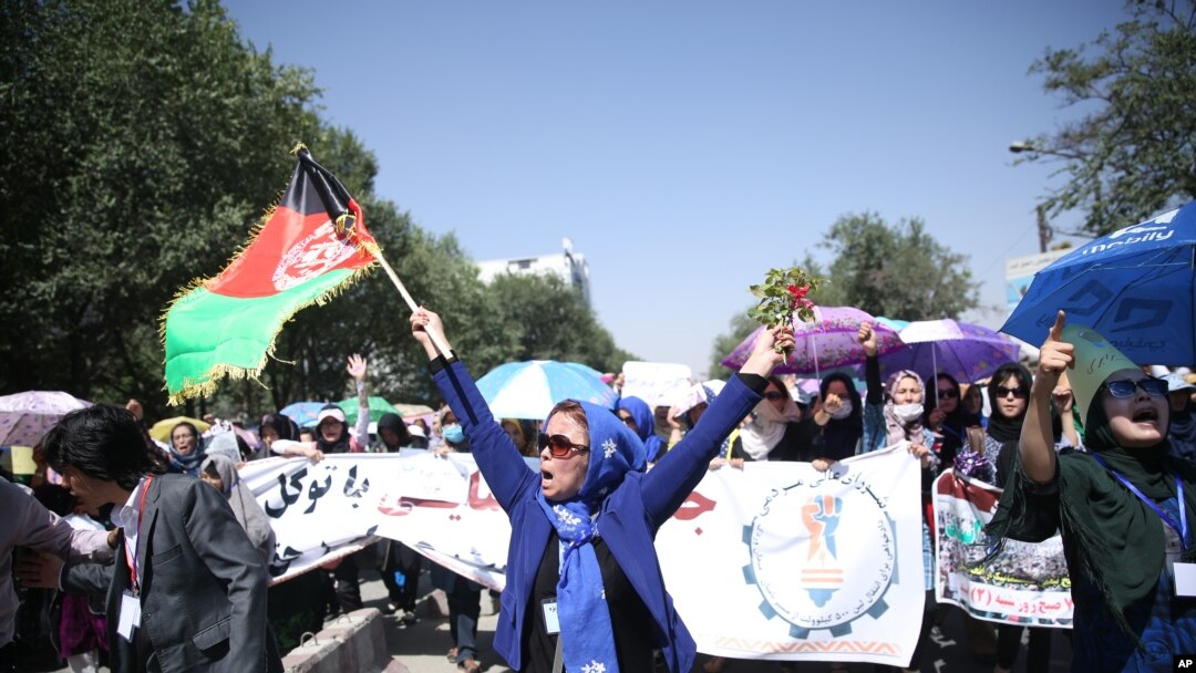 Ledakan terjadi ketika sedang berlangsung protes massa oleh warga etnis Hazara di Kabul, Sabtu (23/7).