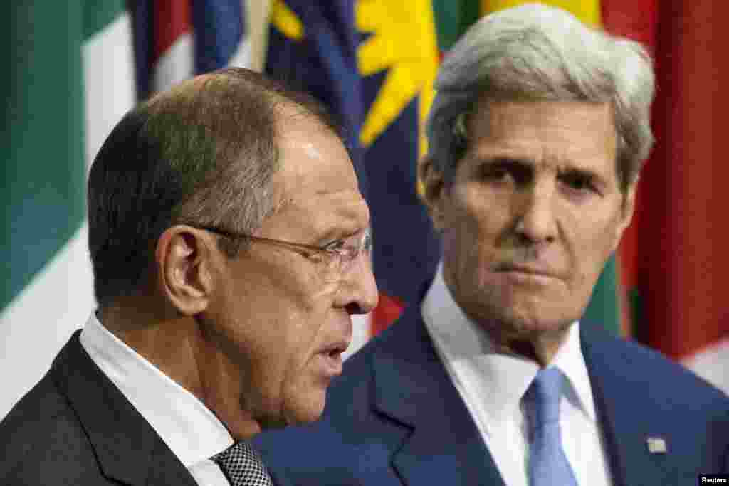 Menteri Luar Negeri Rusia Sergei Lavrov dan Menteri Luar Negeri AS John Kerry berbicara kepada media mengenai situasi terkini di Suriah, di markas besar PBB di New York (30/9). (Reuters/Andrew Kelly)