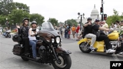 Bà Sarah Palin cưỡi xe mô tô ngang qua Điện Capitol ở thủ đô Washington, 29/5/2011