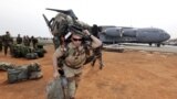 За інформацією Associated Press, малійські повстанці-туареги вже заявили про готовність до мирних переговорів. Кочівники-туареги вже більше сторіччя ведуть боротьбу за відділення він південної частини Малі, яка заселена етнічно та культурно чужими для них негритянськими племенами.