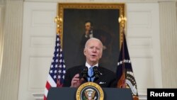 Presiden AS Joe Biden berbicara tentang tanggapan pandemi COVID-19 pemerintahan Biden di Ruang Makan Negara di Gedung Putih di Washington, AS, 2 Maret 2021. (Foto: REUTERS/Kevin Lamarque)