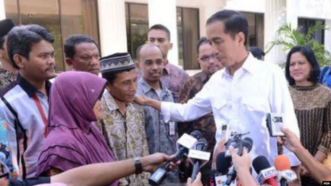 Presiden Joko Widodo bertemu orangtua tersangka pelaku penghinaan terhadap dirinya di Jakarta (1/11). (VOA/Andylala Waluyo)