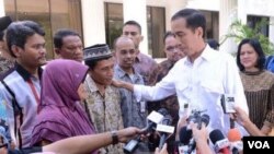 Presiden Joko Widodo bertemu orangtua tersangka pelaku penghinaan terhadap dirinya di Jakarta (1/11). (VOA/Andylala Waluyo)