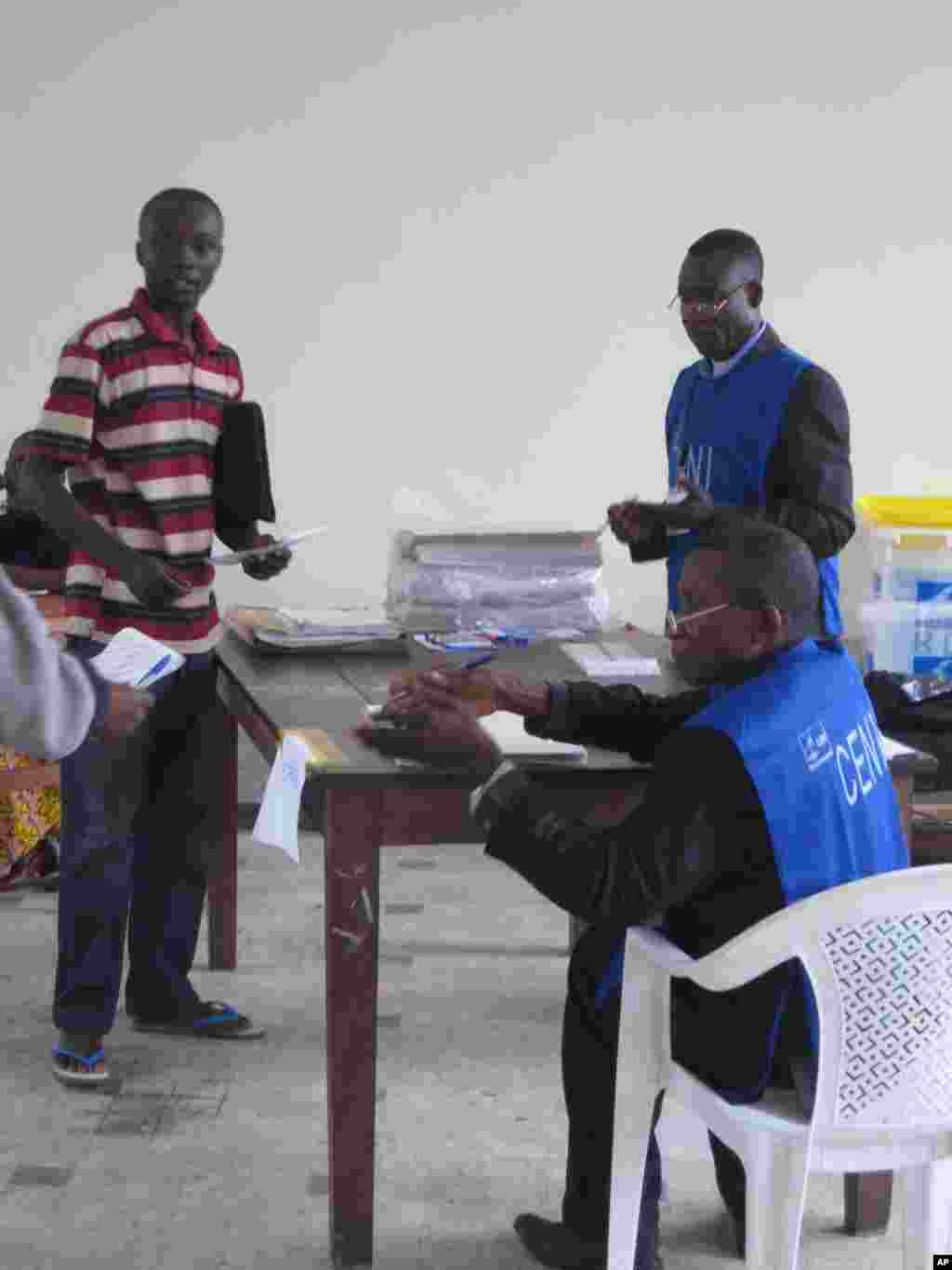 Scene de vote lors de l'election presidentielle congolaise du 28 Novembre 2011 Kinshasa Nicolas Pinault VOA