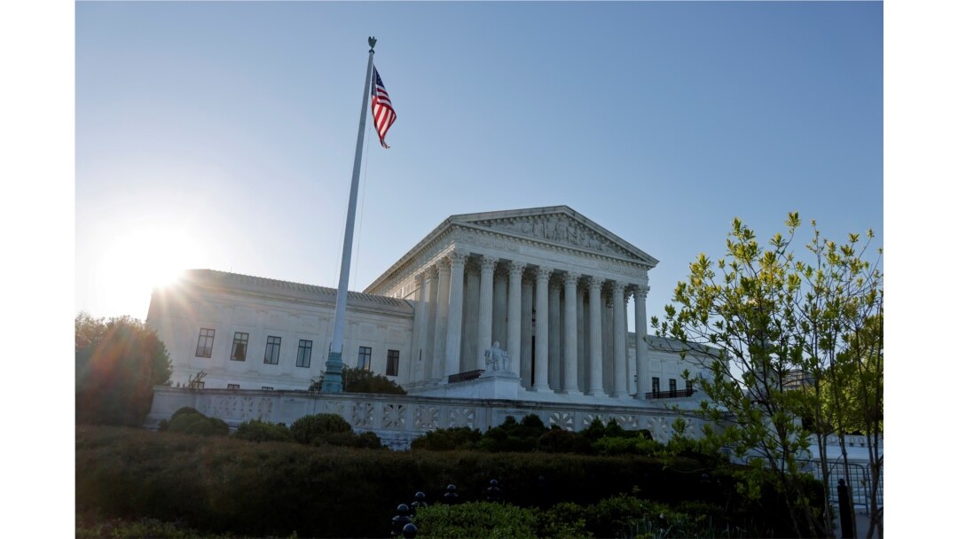 FOTO DE ARCHIVO: Amanecer en edificio de la Corte Suprema de Estados Unidos en Washington, Estados Unidos, 26 de abril de 2021.