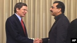 U.S. Special Representative to Pakistan and Afghanistan, Marc Grossman shakes hands with Pakistani Prime Minister Yousef Raza Gilani.