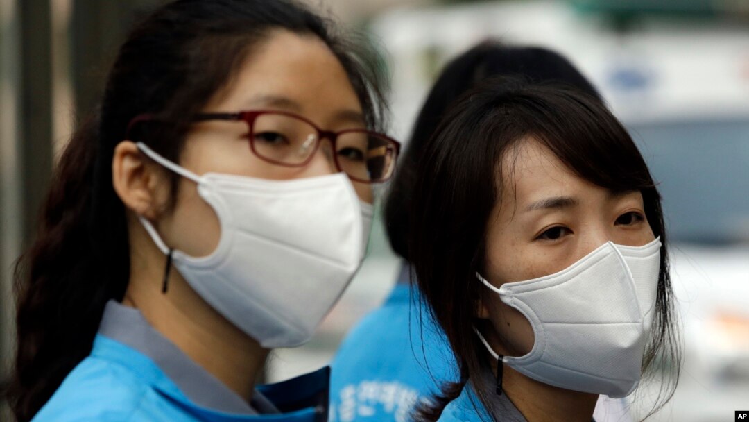 Nhân viên y tế Hàn Quốc đeo khẩu trang để ngăn ngừa virut bệnh MERS tại Seoul, ngày 13/6/2015.