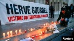 Un hommage rendu à Herve Gourdel, à Lyon, France, le 26 septembre 2014.