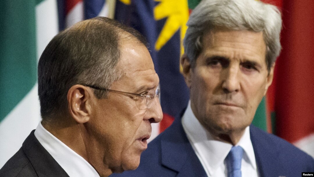 Rossiya Tashqi ishlar vaziri Sergey Lavrov (chapda) va AQSh Davlat kotibi Jon Kerri Suriyadagi vaziyat yuzasidan jurnalistlarga ma'lumot bermoqda, Nyu-York, AQSh, 30-sentabr, 2015-yil.