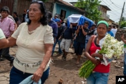 Amigos y familiares cargan el ataúd de José Esteban Sevilla Medina, que murió luego de recibir un disparo en el pecho en una barricada durante un ataque de la policía y fuerzas paramilitares, en el barrio Monimbó en Masaya, Nicaragua, 16 de julio de 2018.