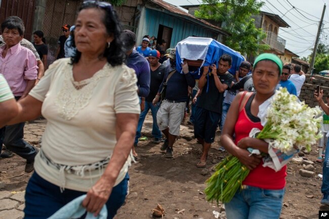 Amigos y familiares cargan el ataúd de José Esteban Sevilla Medina, que murió luego de recibir un disparo en el pecho en una barricada durante un ataque de la policía y fuerzas paramilitares, en el barrio Monimbó en Masaya, Nicaragua, 16 de julio de 2018.