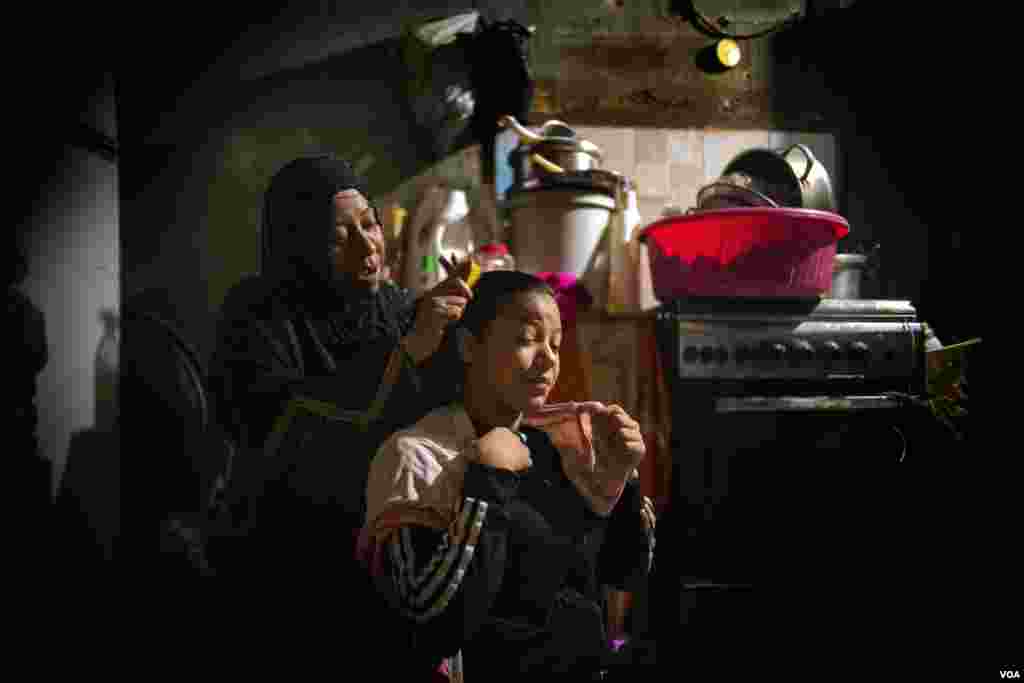 Farwla, 13, left school to assist the women in her family with household chores, Cairo, Aug. 9, 2021. (Hamada Elrasam/VOA) 