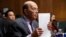Menteri Perdagangan, Wilbur Ross, membenahi kertas-kertasnya saat sidang dengan Komite Keuangan Senat terkait tarif, di Capitoll Hill, Rabu, 20 Juni 2018 di Washington, D.C. (foto: AP Photo/Jacquelyn Martin)