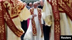 Le pape François arrive pour visiter la cathédrale apostolique à Etchmiadzin, en Arménie, le 24 juin 2016.