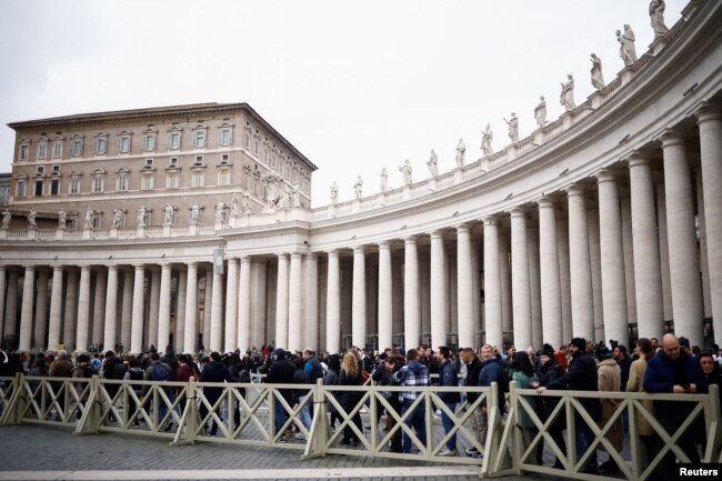 Faithful gather outside St. Peter's Basilica to pay homage to former Pope Benedict at the Vatican, January 2, 2023. (REUTERS/Guglielmo Mangiapane)