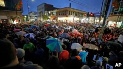 Ribuan orang memberikan penghormatan untuk para korban serangan di sinagog Tree of Life, Pittsburgh, 27 Oktober 2018. (Foto: dok).