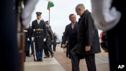 Defense Secretary Jim Mattis, right, greets Jordan's King Abdullah during an honor cordon at the Pentagon, Jan. 30, 2017. 