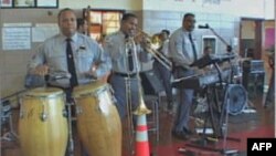 Ban nhạc Rhythm and Blues gồm 8 cảnh sát và một tay trống dân sự