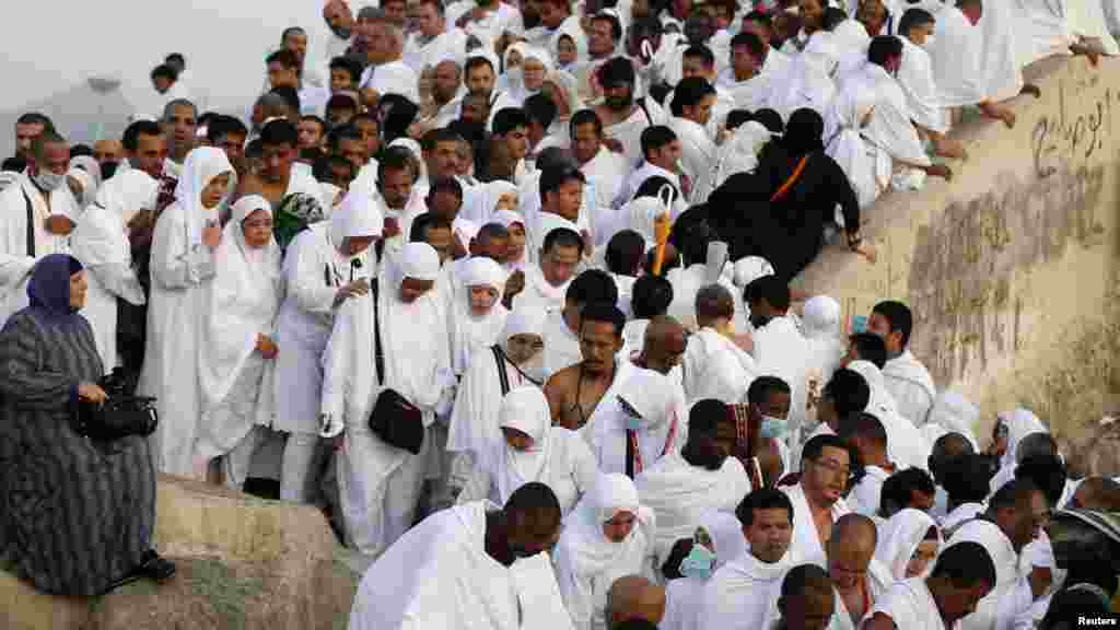 Mahajjata suna tafiya zuwa hawan Arafat a Hajjin bana kusa da garin Makka a Saudi Arabia, 3, ga Oktoba 2014 