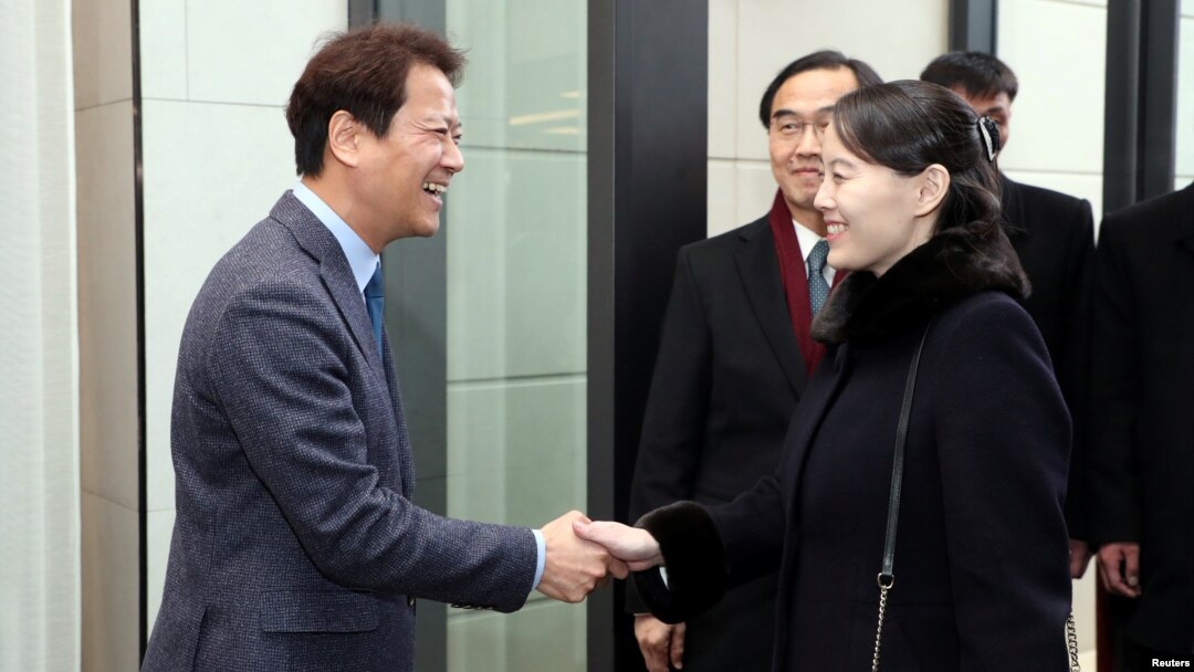 남북 정상회담 준비위원회 위원장을 맡은 임종석 대통령 비서실장(왼쪽)이 지난 2월 서울 중구 반얀트리 호텔에서 열린 만찬에서 김여정 북한 노동당 중앙위 제1부부장을 맞이하고 있다. 